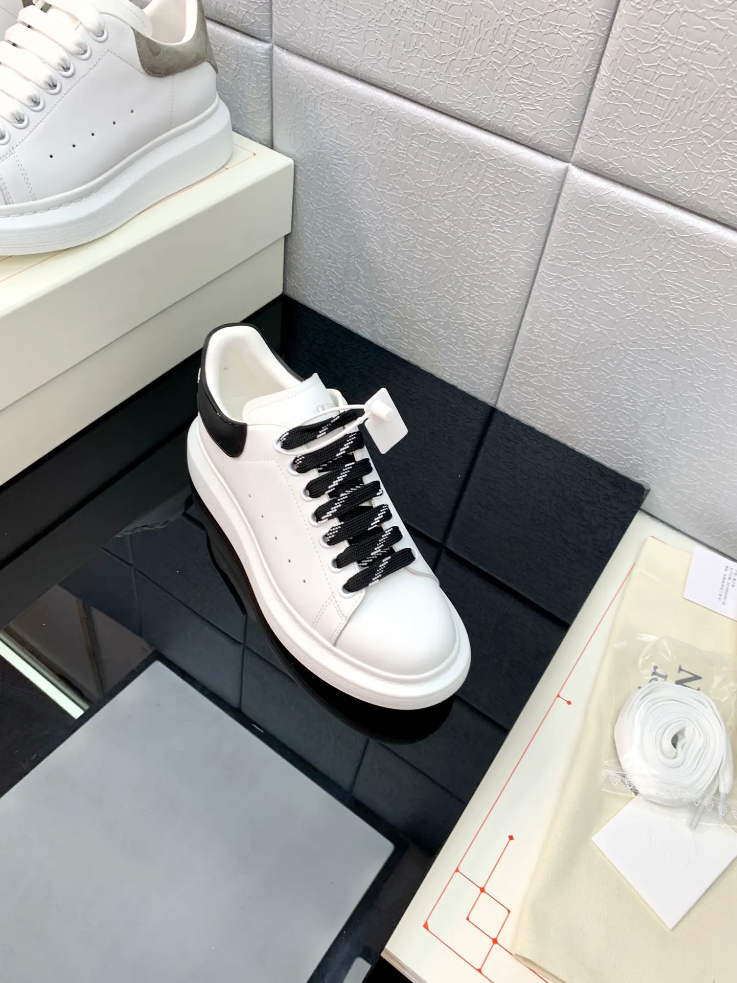 👟👟Ex-factory price 480👟👟 The latest McQueen white shoes original 1⃣: 1⃣ perfect reproduction ☑Deliver the latest counter full set of packaging 🎁Full series of color styles are constantly updated🥳🥳 🔺Fabric: Customized original matte silk cowhide 🔺Inner: imported water-dyed sheepskin lining/original customized soft cowhide pad 🔺Feet: super clear high temperature air pressure logo➕soft latex pad 🔺Outsole: rubber T👟👟Ex-factory price U vacuum sole/I👟👟Ex-factory price original foam sole, thick sole about 4cm